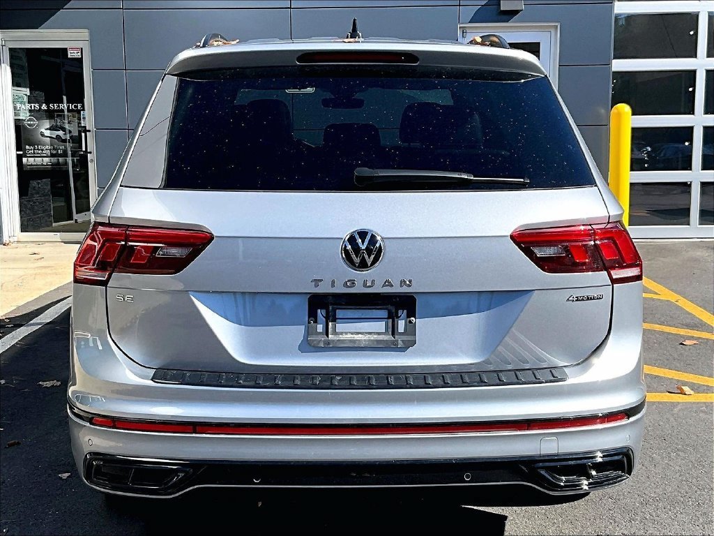 Used 2024 Volkswagen Tiguan SE R-Line AWD/4WD image 4