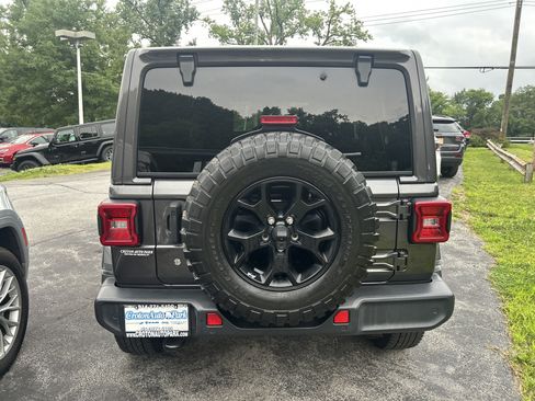 Used 2019 Jeep Wrangler Unlimited Sahara w/ Quick Order Package 24M Moab AWD/4WD image 6