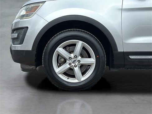 Used 2016 Ford Explorer XLT image 27