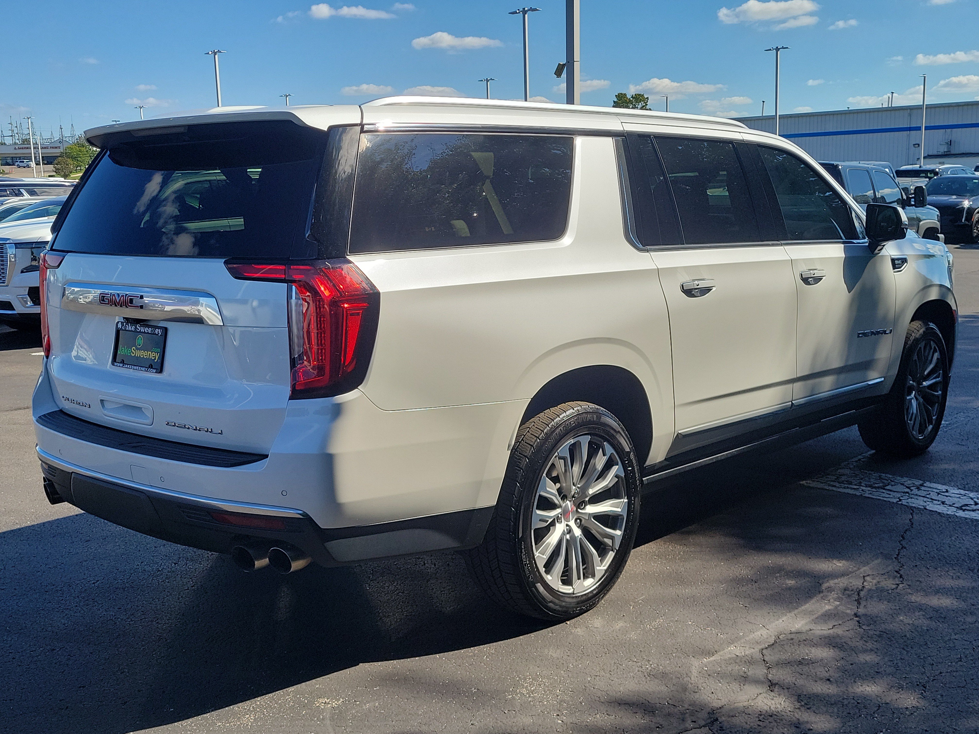 Used 2021 GMC Yukon XL Denali w/ Denali Premium Package AWD/4WD image 4
