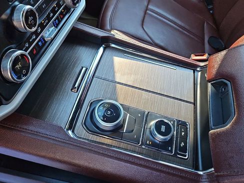 Used 2024 Ford Expedition Limited image 17