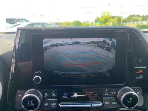 Used 2024 Toyota Highlander XLE AWD/4WD image 22