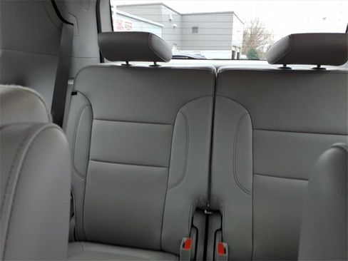 Used 2022 GMC Acadia SLT w/ Preferred Package image 7