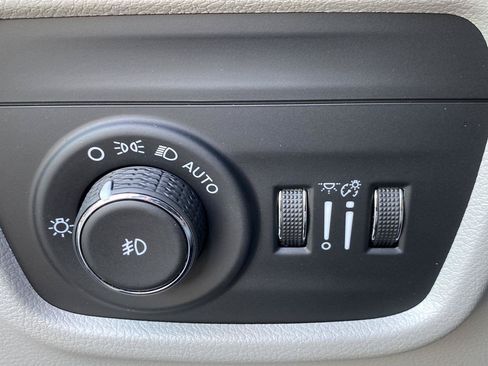 Used 2021 Jeep Grand Cherokee L Overland w/ Luxury Tech Group IV AWD/4WD image 47