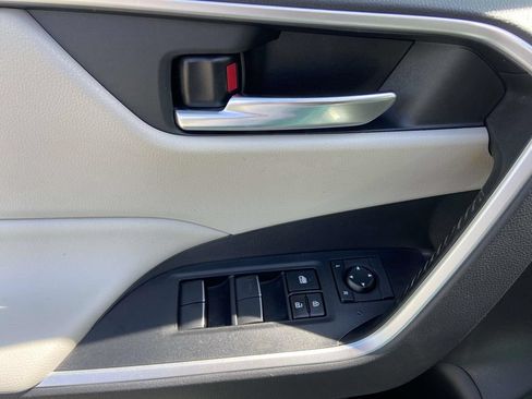 Used 2019 Toyota RAV4 XLE Premium FWD image 16