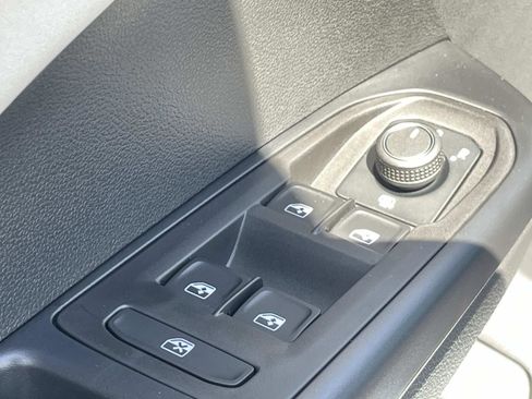 Used 2025 Volkswagen Taos SE w/ Panoramic Sunroof Package FWD image 16