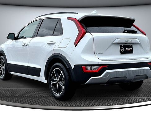 Used 2023 Kia Niro EX image 4