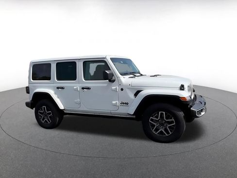 Used 2025 Jeep Wrangler Unlimited Sahara AWD/4WD image 2