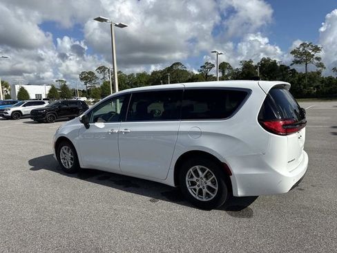 Used 2023 Chrysler Pacifica Touring-L FWD image 5
