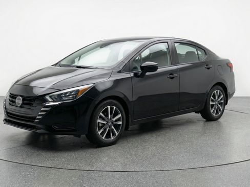 Used 2025 Nissan Versa SV image 3