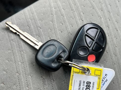 Used 2017 Toyota Sienna LE image 29