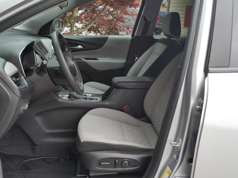 Used 2021 Chevrolet Equinox LS w/ LS Convenience Package AWD/4WD image 3
