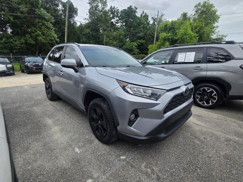 Used 2019 Toyota RAV4 XLE w/ Convenience Package FWD image 2