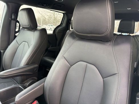 Used 2026 Chrysler Pacifica Select image 8