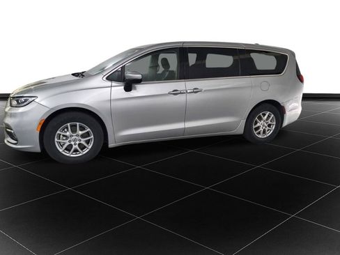 Used 2023 Chrysler Pacifica Touring-L image 6