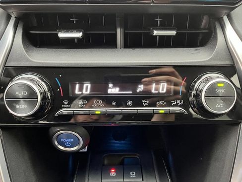 Used 2022 Toyota Venza LE AWD/4WD image 28