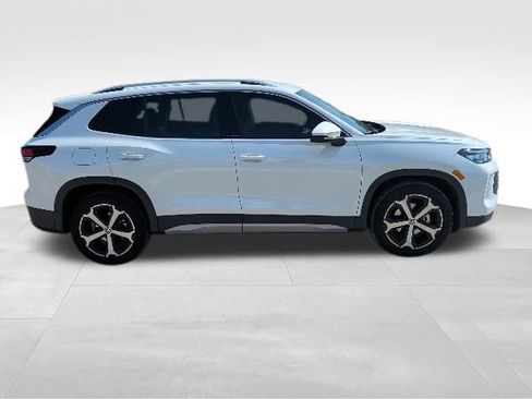Used 2025 Volkswagen Tiguan SE FWD image 2