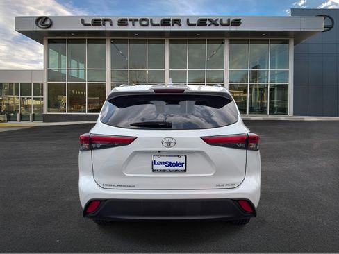 Used 2023 Toyota Highlander XLE AWD/4WD image 4