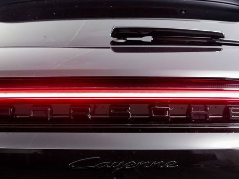 Used 2025 Porsche Cayenne image 14