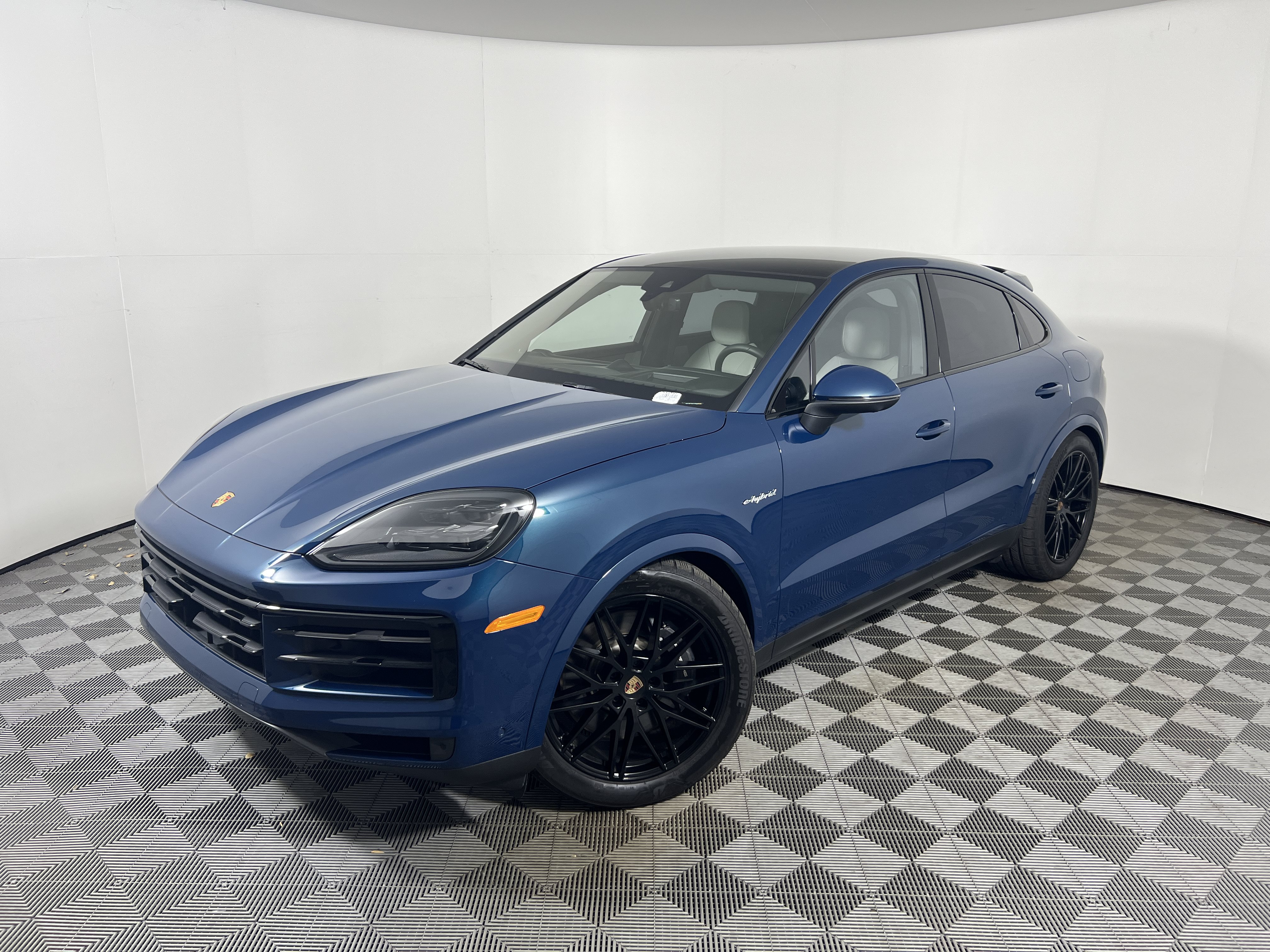 Used 2026 Porsche Cayenne E-Hybrid Coupe AWD/4WD image 1