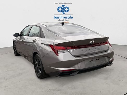 Used 2022 Hyundai Elantra SEL w/ Convenience Package FWD image 3