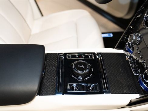 Used 2023 Rolls-Royce Cullinan Black Badge w/ Dark Exterior Package AWD/4WD image 21