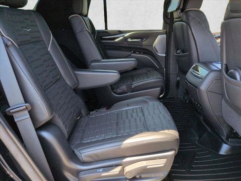 Used 2022 Cadillac Escalade Premium Luxury Platinum w/ Heavy-Duty Trailer Package AWD/4WD image 22