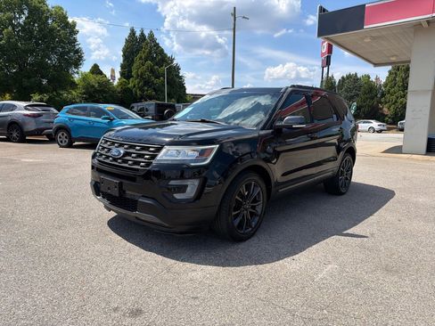 Used 2017 Ford Explorer XLT w/ Equipment Group 202A AWD/4WD image 1