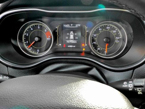 Used 2019 Jeep Cherokee Latitude w/ Cold Weather Group image 12