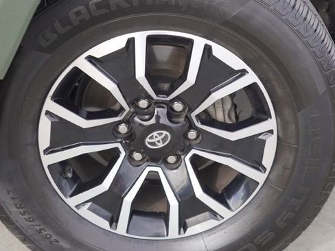 Used 2021 Toyota Tacoma TRD Sport w/ Technology Package image 17