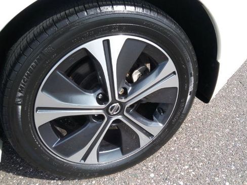 Used 2020 Nissan Leaf SV w/ SV Technology Package FWD image 20