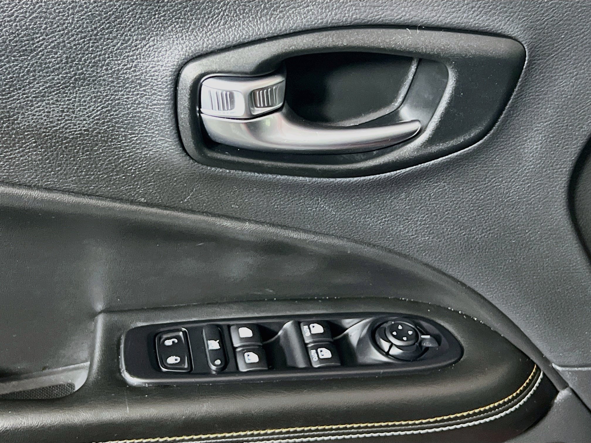 Used 2021 Jeep Compass Latitude w/ Sun and Sound Group FWD image 16