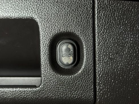 Used 2017 Cadillac Escalade Platinum RWD image 16