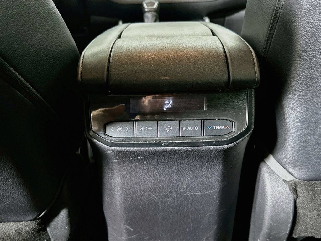Used 2021 Toyota Highlander XLE FWD image 30