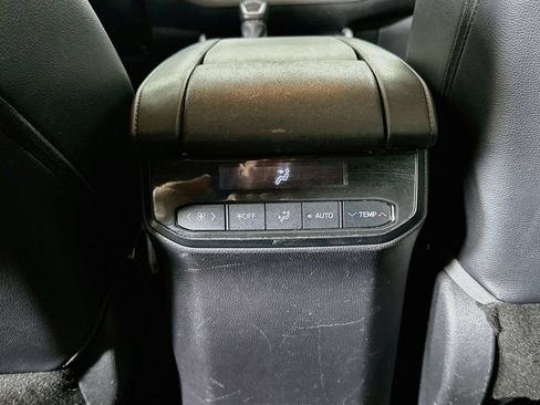 Used 2021 Toyota Highlander XLE FWD image 30