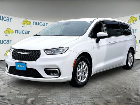 Used 2023 Chrysler Pacifica Touring-L FWD image 3