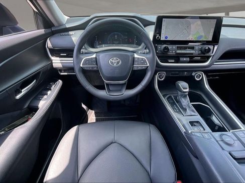 Used 2024 Toyota Grand Highlander XLE FWD image 8