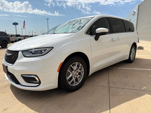 Used 2023 Chrysler Pacifica Touring FWD image 7