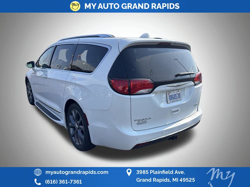 Used 2018 Chrysler Pacifica Limited w/ Tire & Wheel Group FWD image 6