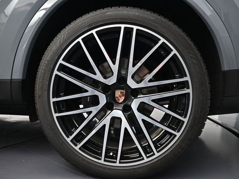 Used 2025 Porsche Cayenne Coupe image 26