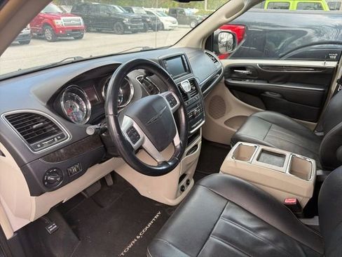 Used 2016 Chrysler Town & Country Touring image 4