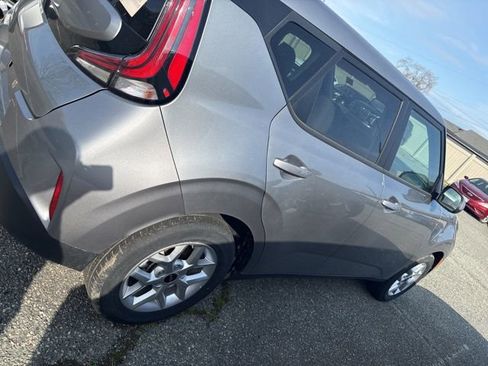 Used 2025 Kia Soul LX image 2