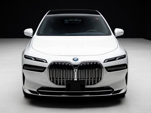 Used 2023 BMW i7 xDrive60 AWD/4WD image 6