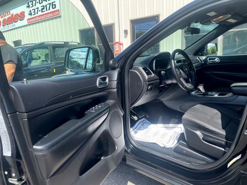 Used 2018 Jeep Grand Cherokee Laredo image 10