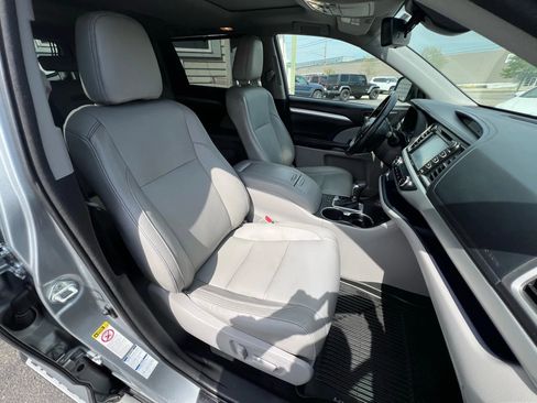 Used 2017 Toyota Highlander XLE image 32