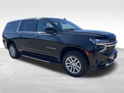 Used 2024 Chevrolet Suburban LT image 3