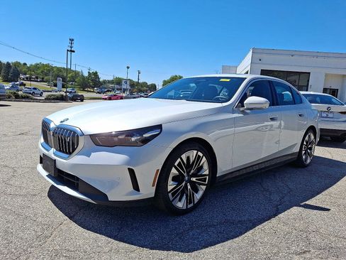 Used 2024 BMW i5 eDrive40i w/ Premium Package image 3