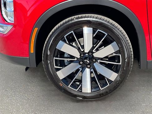 New 2025 Mitsubishi Outlander SE image 33