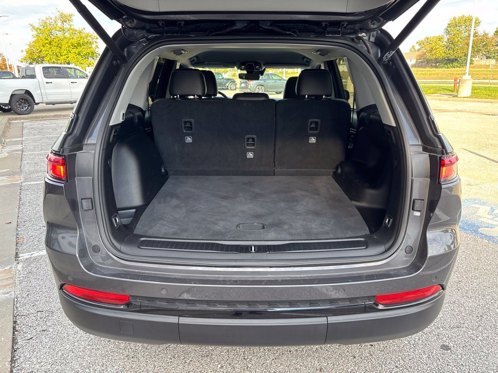 Used 2023 Jeep Grand Cherokee Limited w/ Luxury Tech Group II RWD image 11