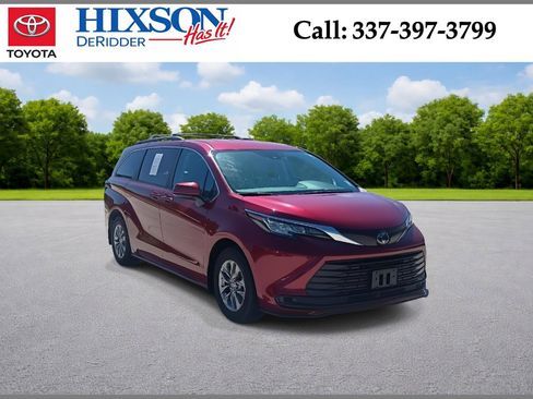Used 2023 Toyota Sienna LE image 1
